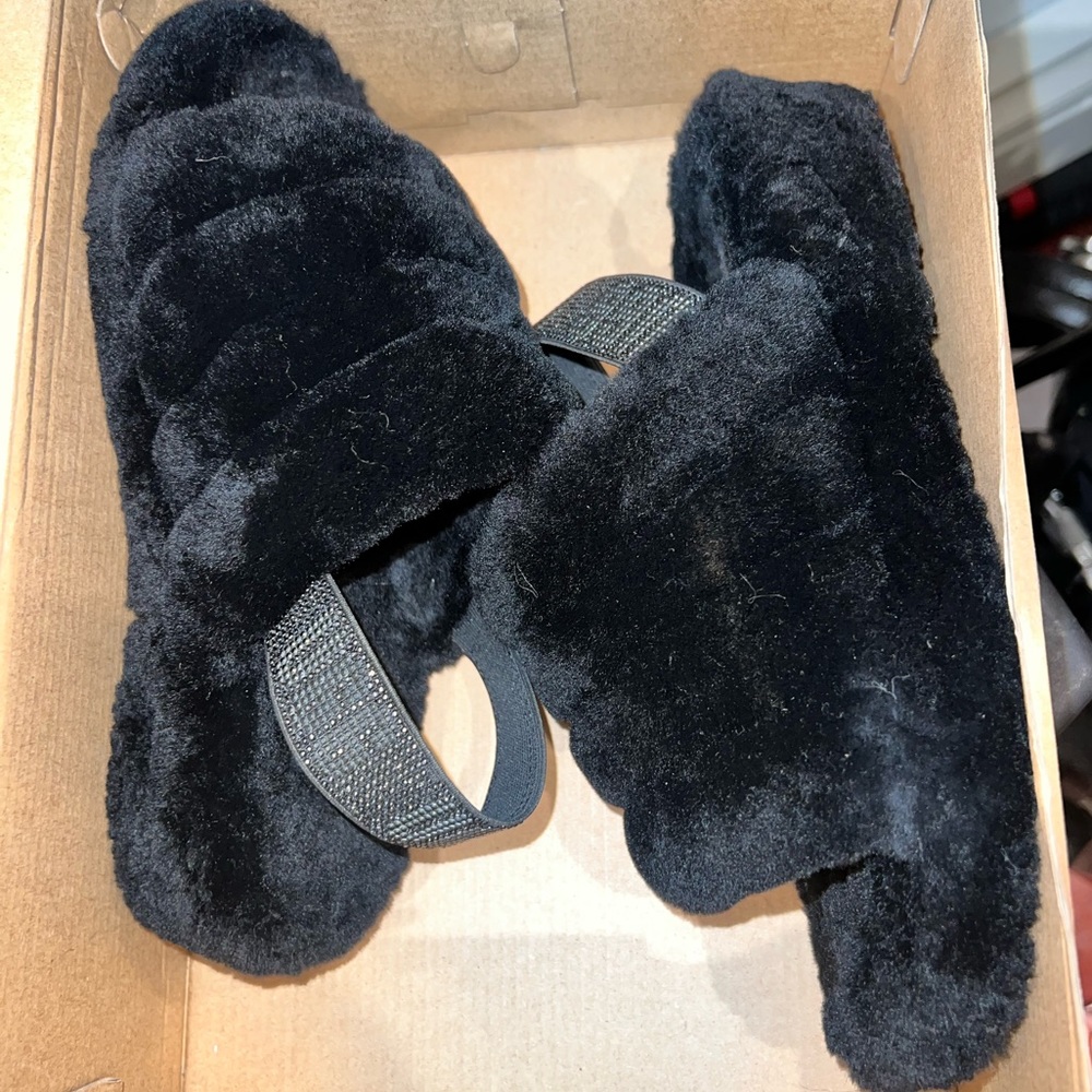 Ugg slippers comes with box